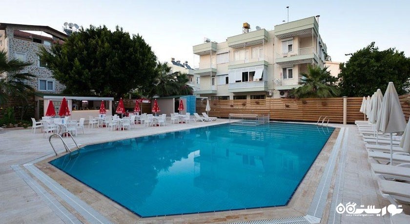 نمای کلی استخر روباز هتل